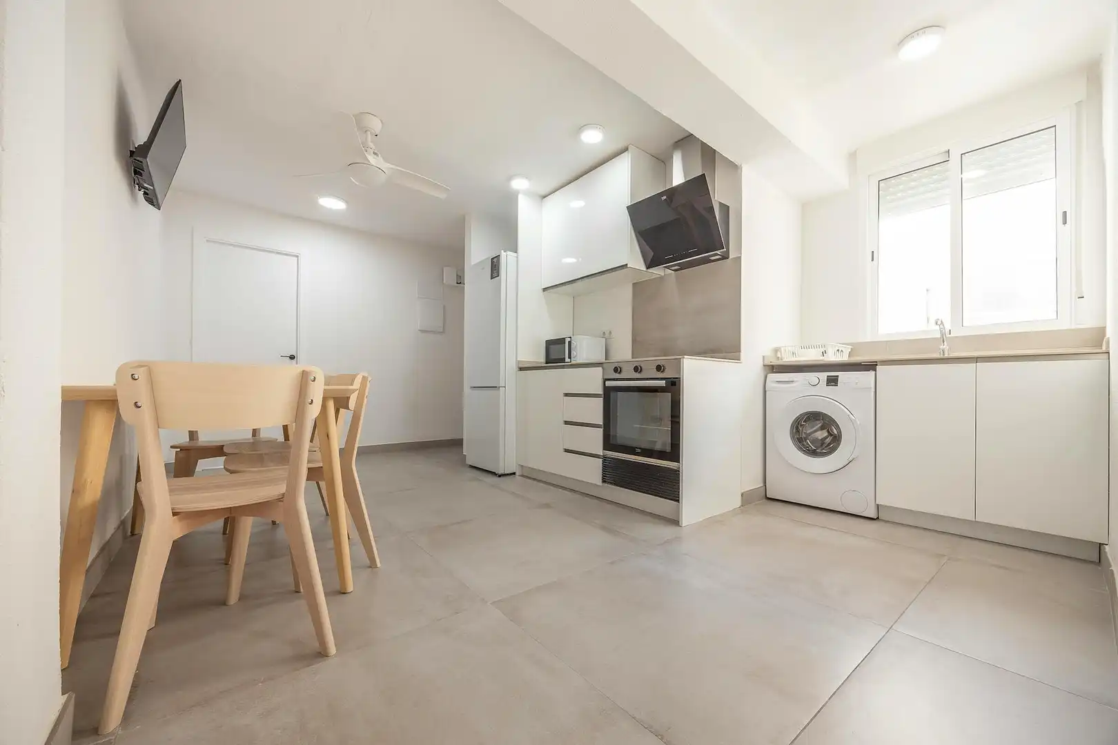 Kitchen of Flat for share in Valencia  with Washing machine and TV