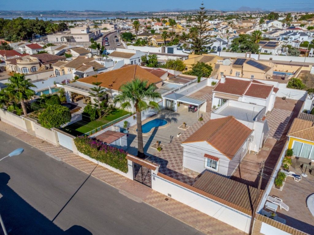 Vista exterior de Casa o xalet en venda en Torrevieja amb Aire condicionat, Jardí privat i Piscina