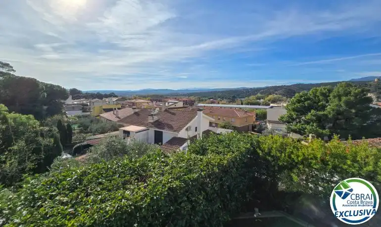 Vista exterior de Casa o xalet en venda en La Jonquera amb Aire condicionat, Calefacció i Jardí privat