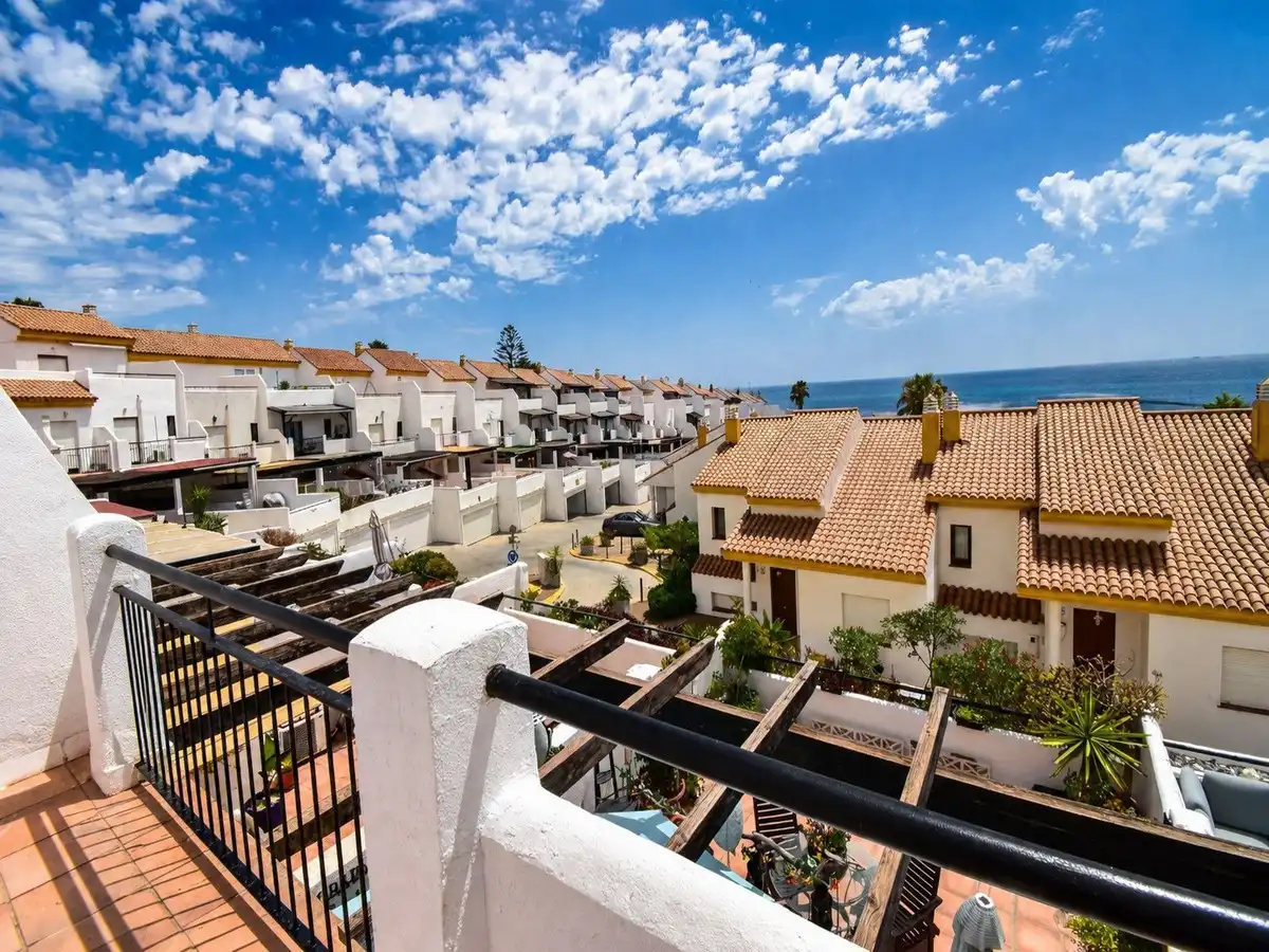Vista exterior de Casa o chalet en venta en Estepona con Aire acondicionado, Terraza y Trastero
