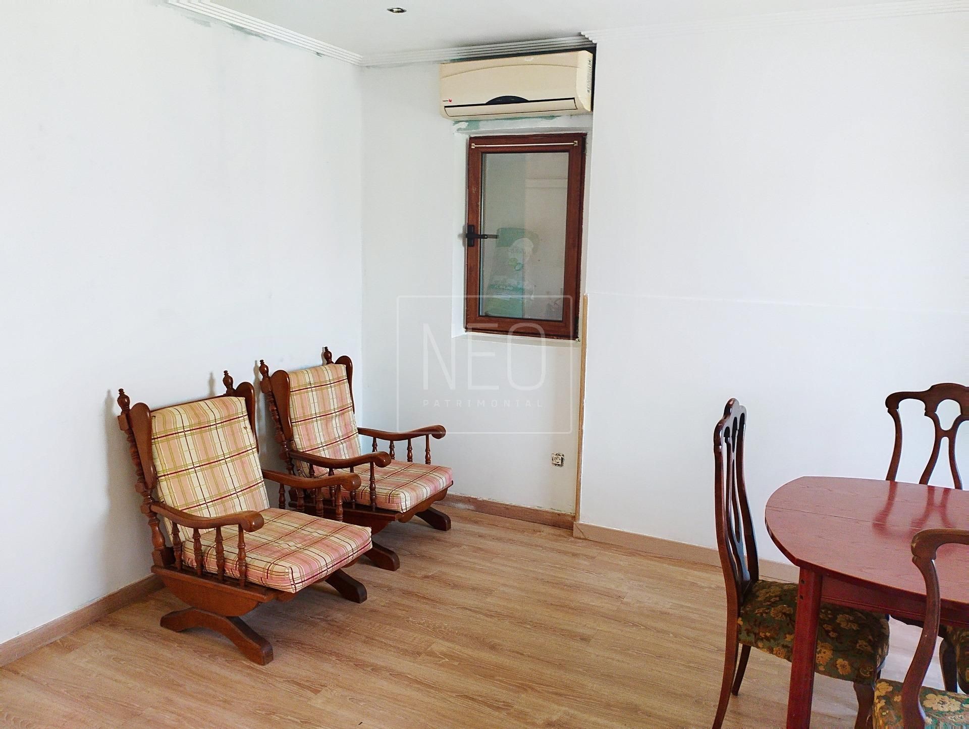 Sala d'estar de Casa adosada en venda en Oviedo  amb Calefacció, Jardí privat i Traster