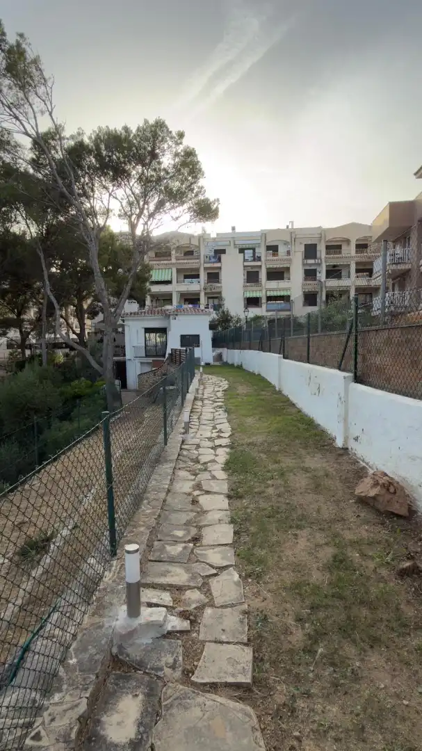 Vista exterior de Casa o xalet en venda en Mont-roig del Camp amb Aire condicionat, Jardí privat i Terrassa