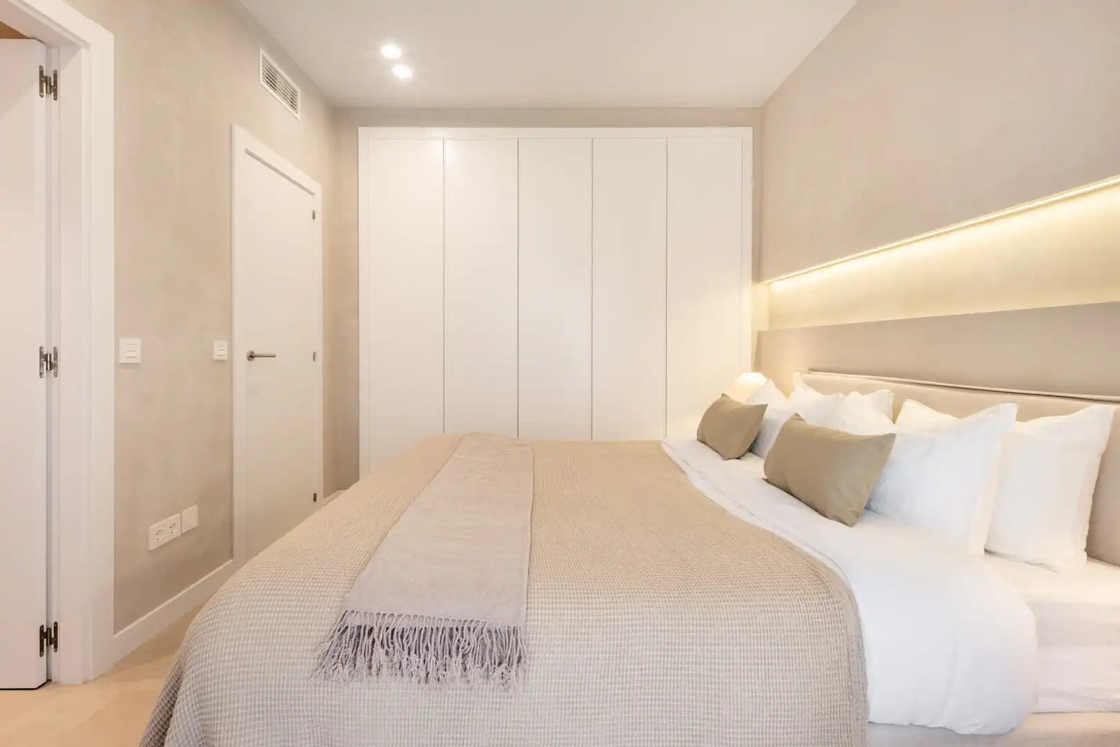 Bedroom of Detached homes for sale in Marbella  with Air Conditioner, Heating and Private garden