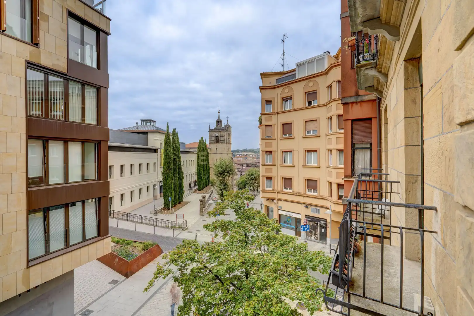 Vista exterior de Apartament en venda en Irun  amb Traster i Balcó