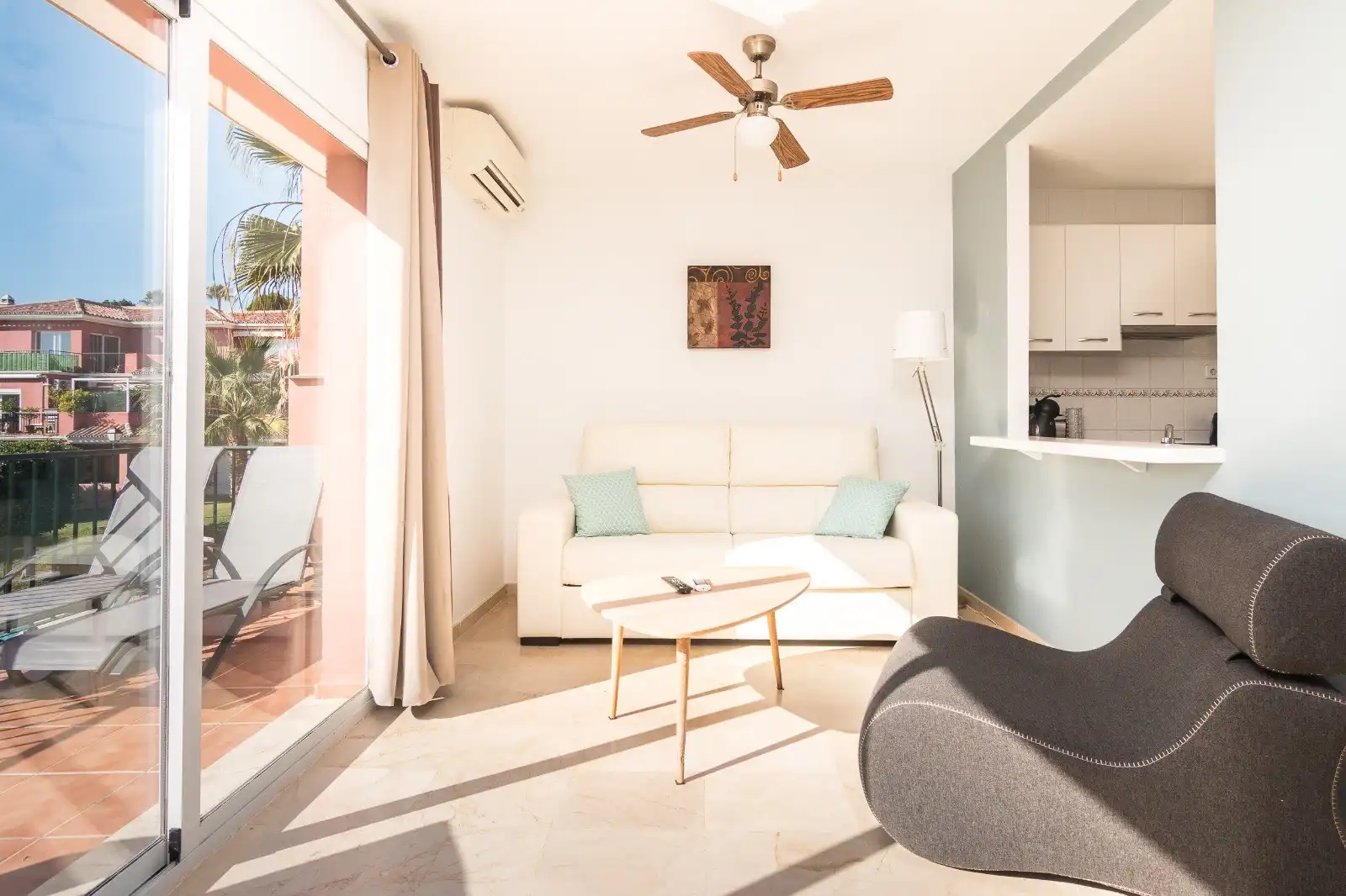 Sala de estar de Apartamento en venta en Manilva con Aire acondicionado, Terraza y Piscina