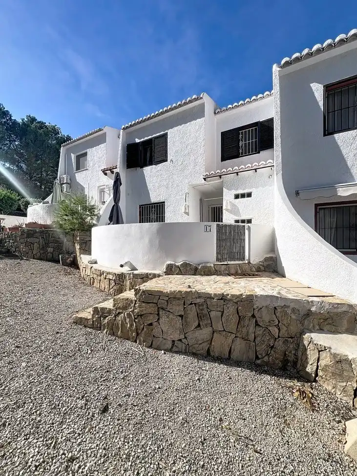 Vista exterior de Casa adosada en venta en Benissa con Calefacción, Jardín privado y Piscina