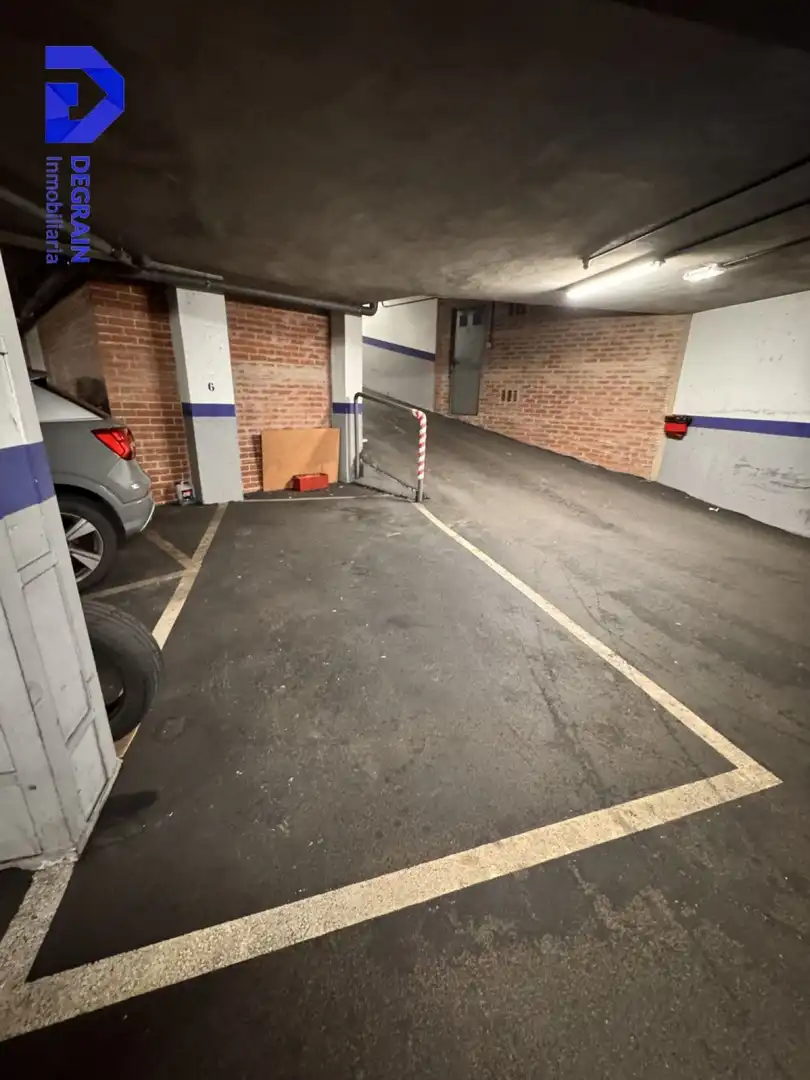 Aparcament de Pis en venda en Oviedo  amb Parquet, Traster i Balcó