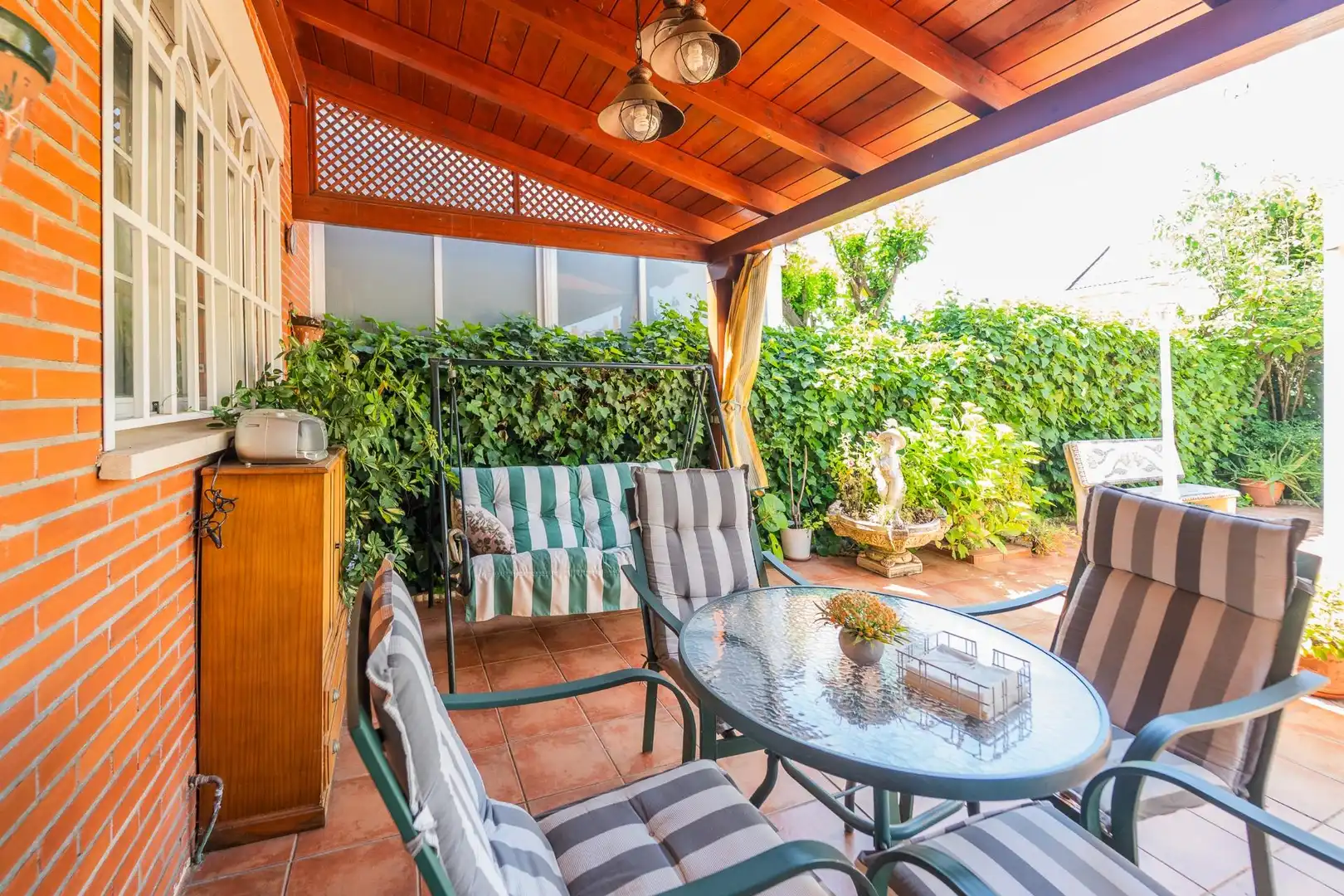 Terrasse von Einfamilien-Reihenhaus zum Verkauf in Parla mit Klimaanlage, Heizung und Privatgarten