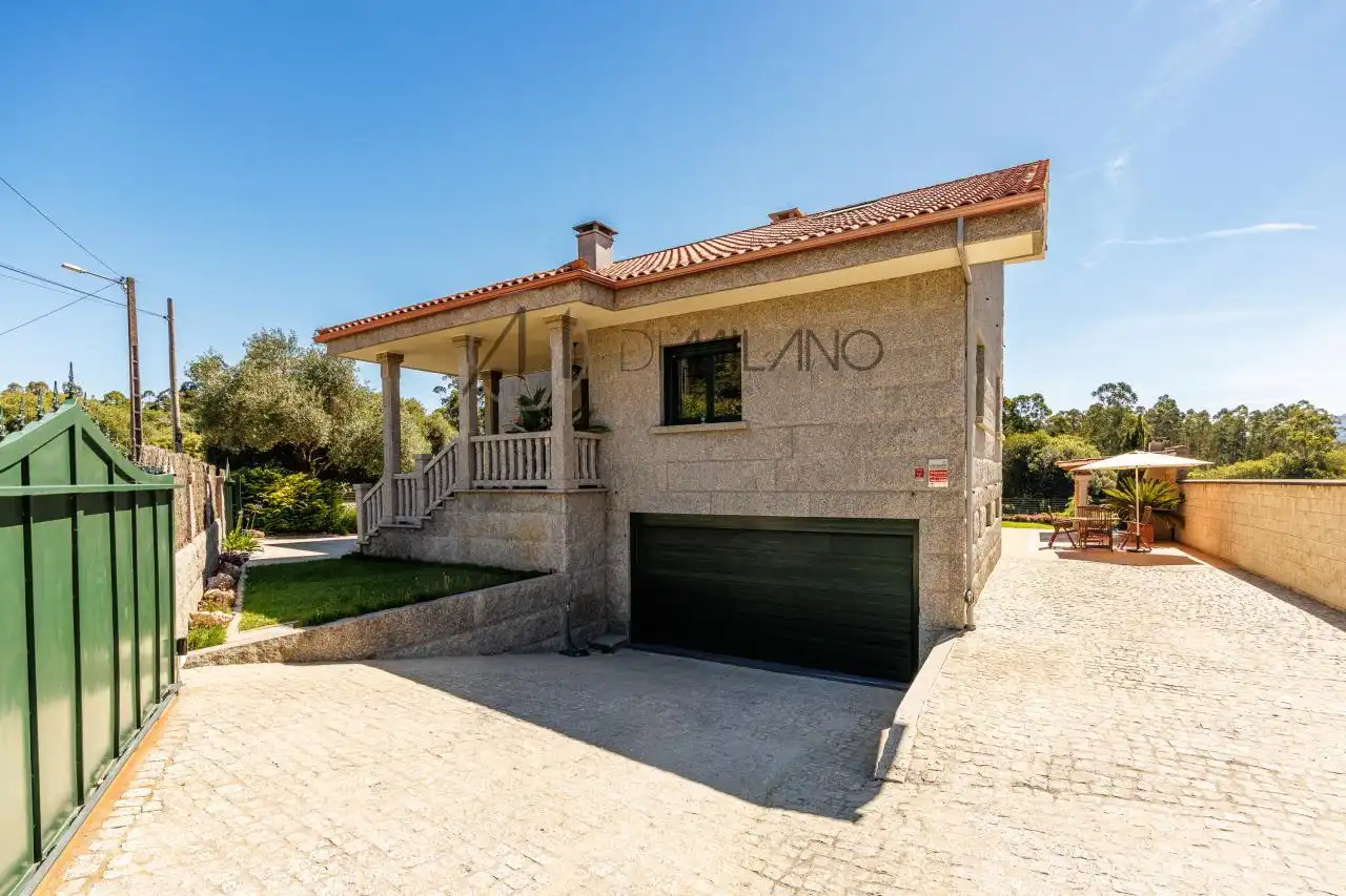 Vista exterior de Casa o xalet en venda en Tomiño amb Calefacció, Jardí privat i Terrassa