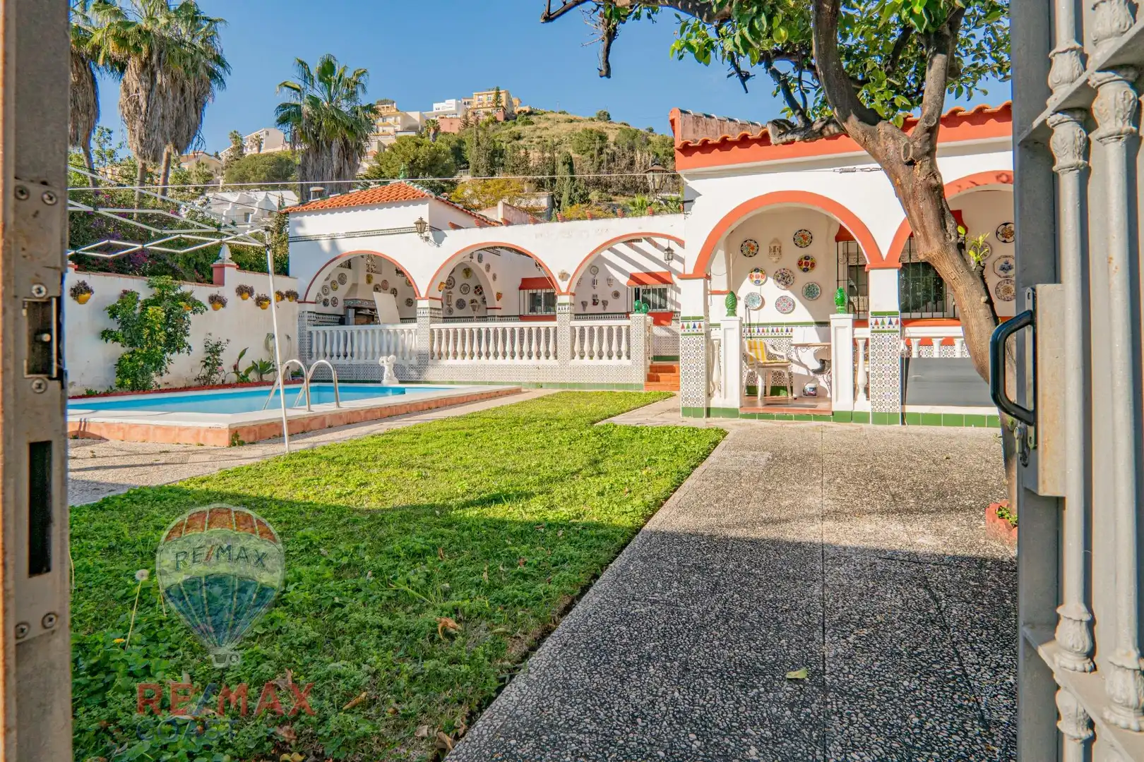 Vista exterior de Casa o chalet en venta en Rincón de la Victoria con Jardín privado, Terraza y Piscina