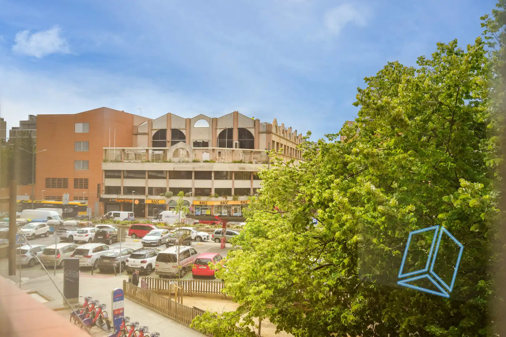 Vista exterior de Piso en venta en L'Hospitalet de Llobregat con Calefacción y Balcón