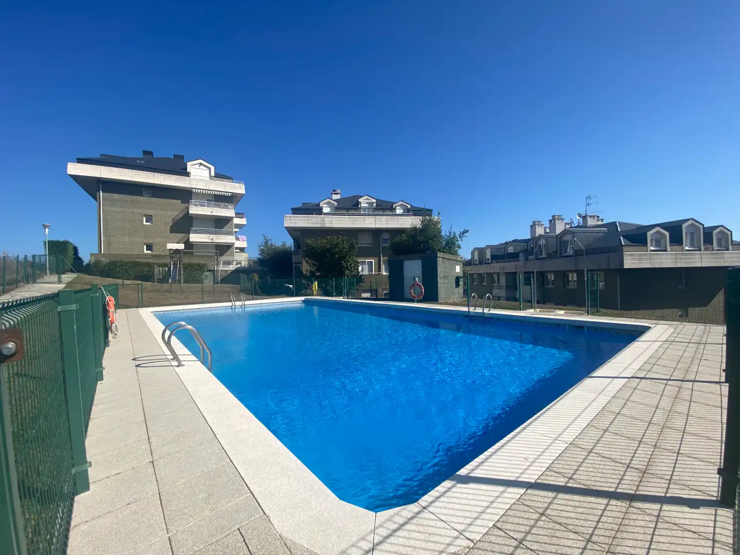 Piscina de Piso en venta en Castro-Urdiales con Calefacción, Jardín privado y Parquet