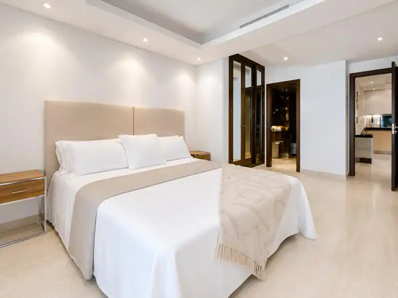 Dormitori de Pis de lloguer en Estepona amb Jardí privat, Terrassa i Moblat