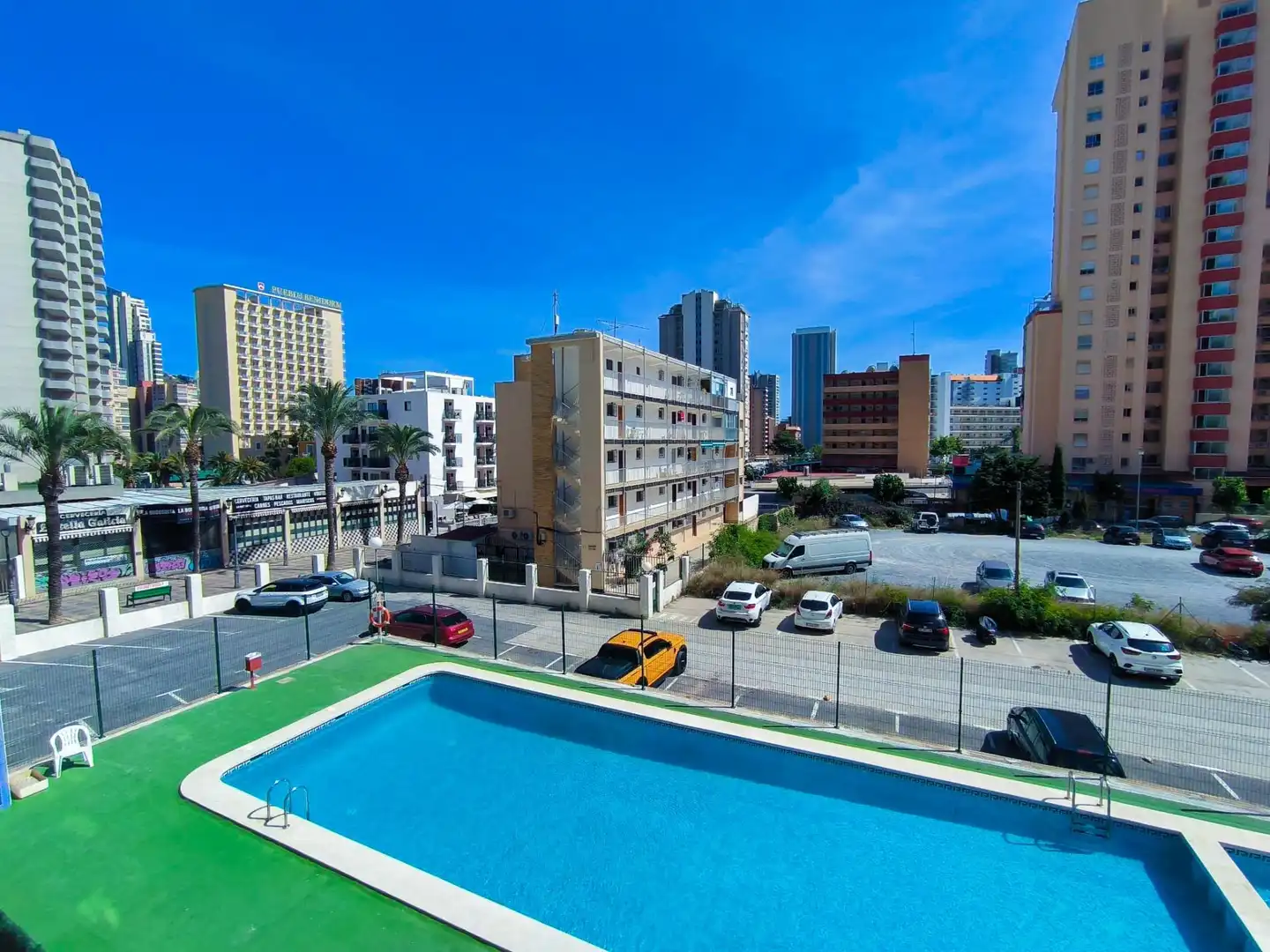 Vista exterior de Apartament en venda en Benidorm amb Aire condicionat, Jardí privat i Moblat
