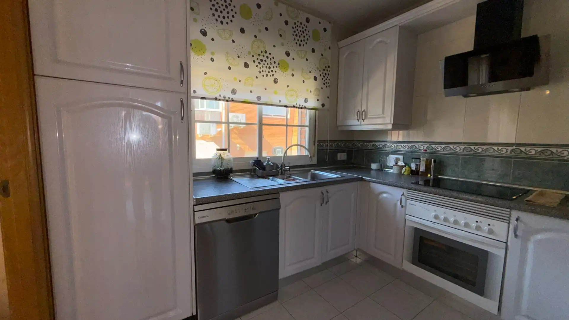 Cocina de Casa adosada en venta en Villa del Prado con Aire acondicionado y Terraza