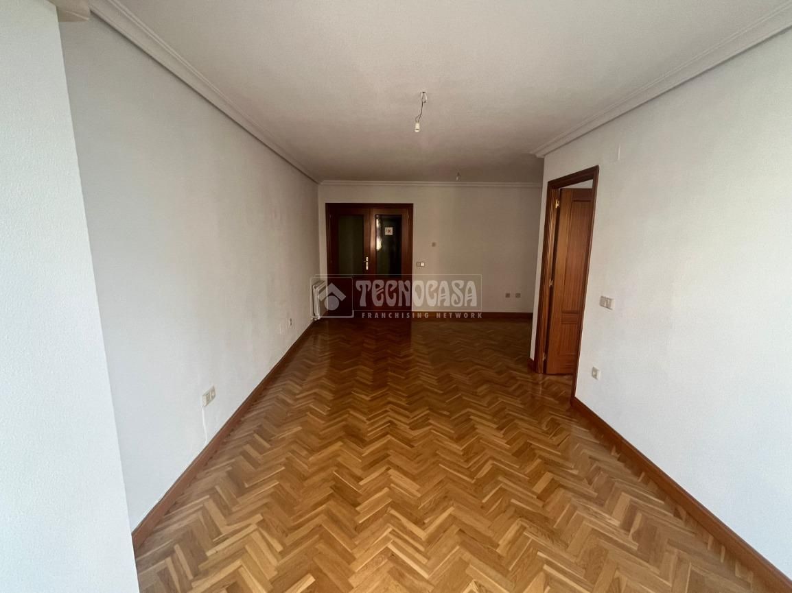 Living room of Flat for sale in Valladolid Capital  with Air Conditioner, Parquet flooring and Terrace