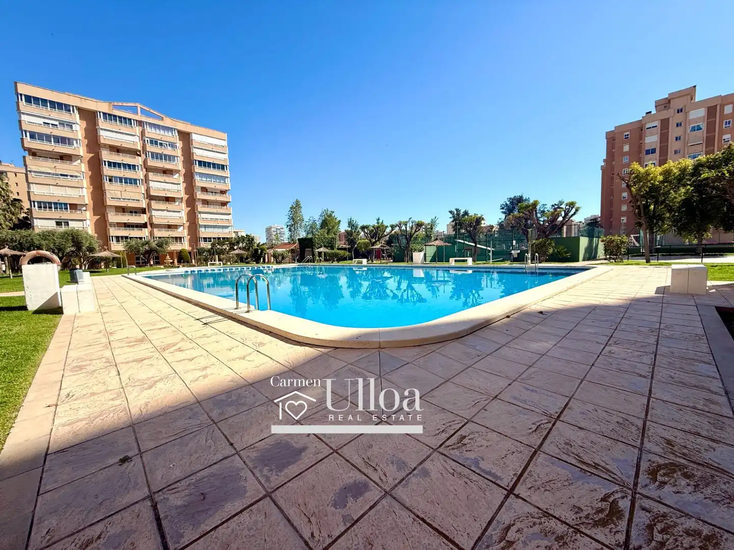 Piscina de Apartamento en venta en Alicante / Alacant con Jardín privado y Piscina comunitaria