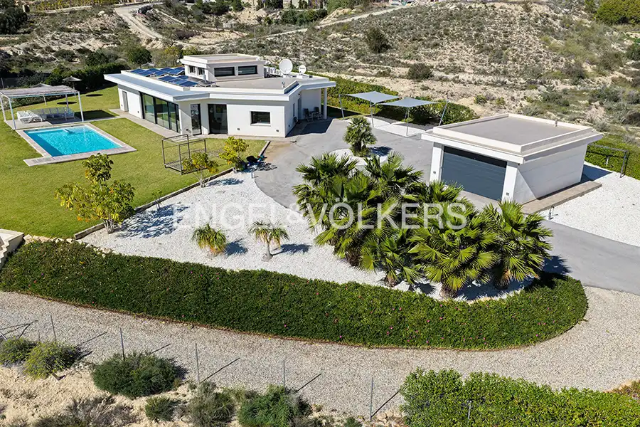 Vista exterior de Casa o xalet en venda en Alicante / Alacant amb Aire condicionat, Calefacció i Jardí privat