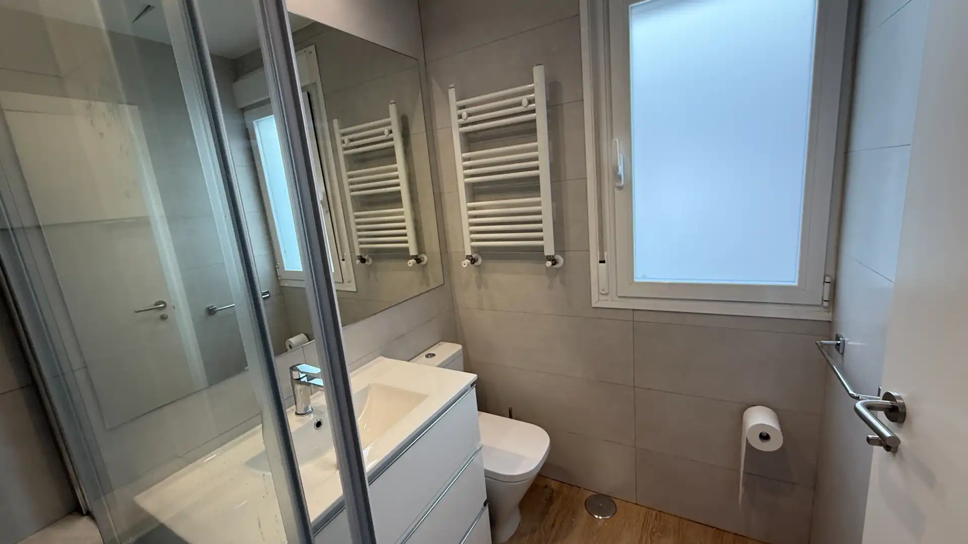 Bany de Apartament de lloguer en Madrid amb Aire condicionat, Calefacció i Forn