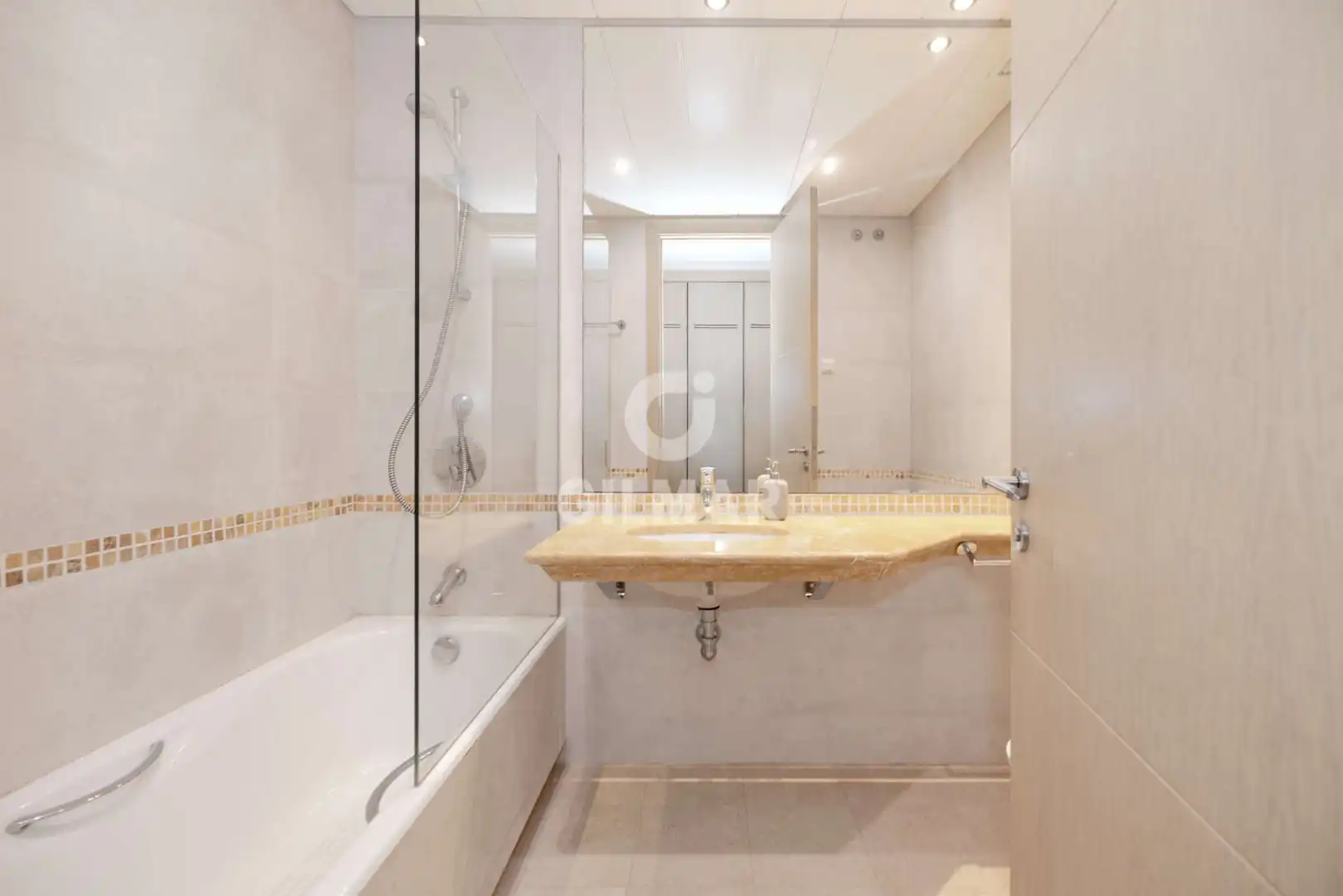 Baño de Apartamento en venta en Sotogrande con Calefacción, Jardín privado y Trastero