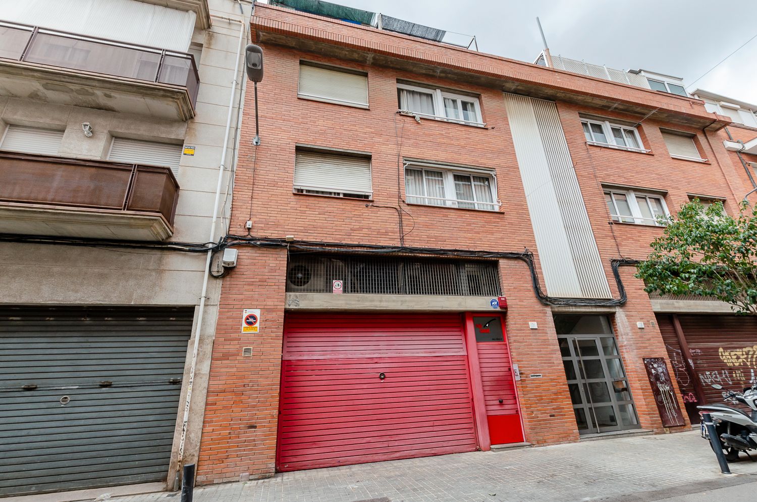 Exterior view of Premises for sale in L'Hospitalet de Llobregat  with Air Conditioner
