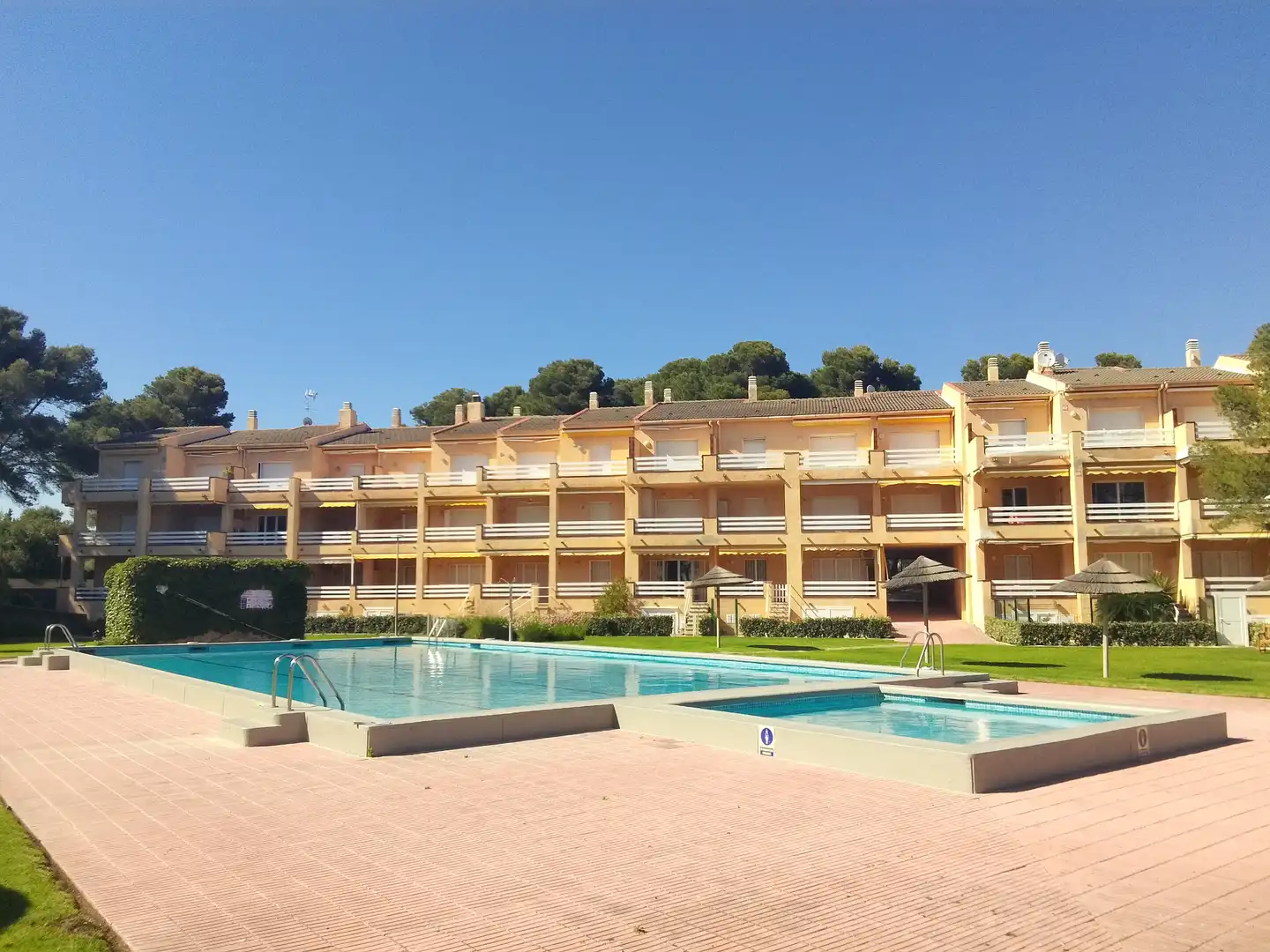 Vista exterior de Apartament en venda en Mont-roig del Camp amb Aire condicionat, Jardí privat i Terrassa