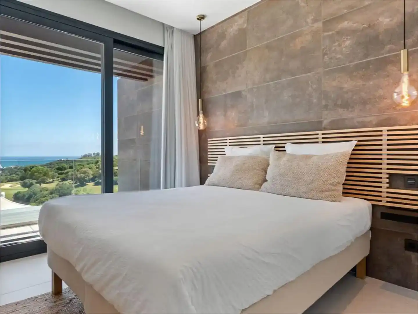 Dormitori de Casa adosada de lloguer en Estepona amb Aire condicionat, Jardí privat i Parquet