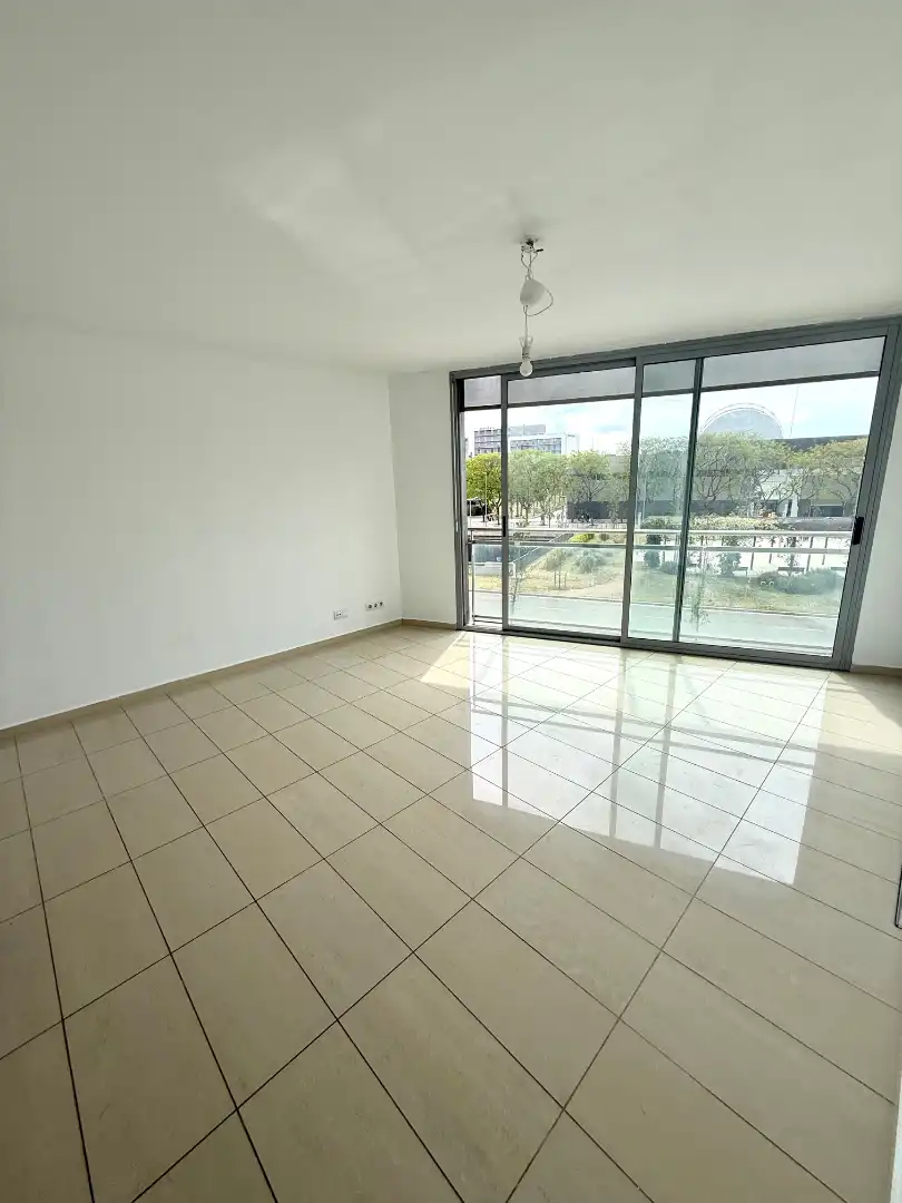 Sala d'estar de Pis en venda en L'Hospitalet de Llobregat amb Aire condicionat, Calefacció i Forn