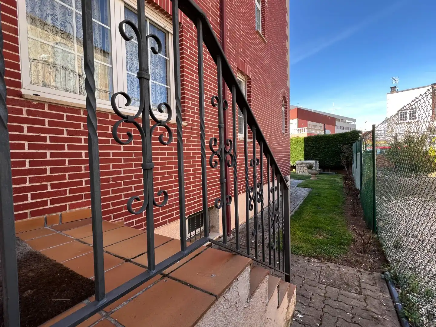 Vista exterior de Casa o xalet en venda en Burgos Capital amb Calefacció, Jardí privat i Terrassa