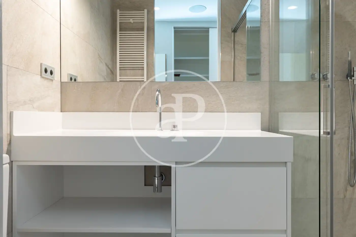 Baño de Piso de alquiler en Barcelona con Aire acondicionado, Calefacción y Jardín privado