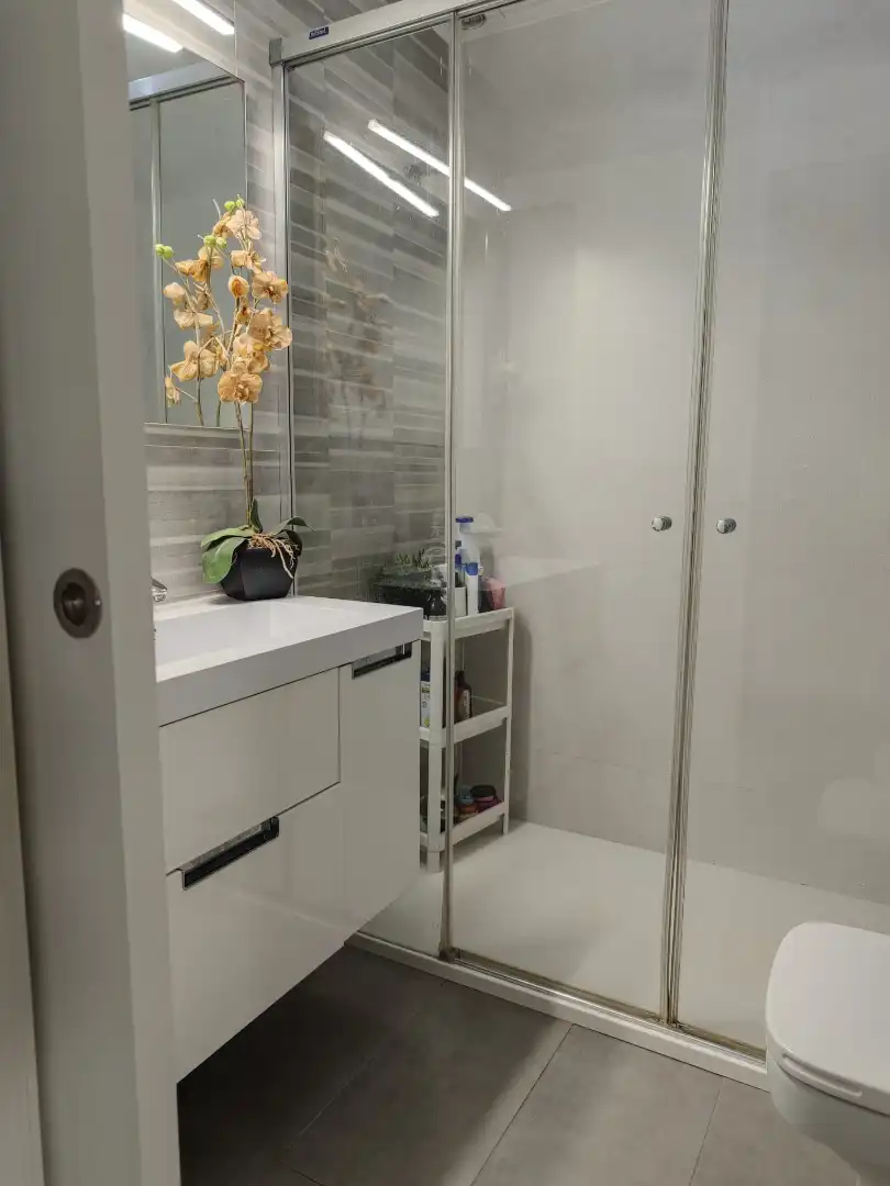 Baño de Casa adosada en venta en Cubelles con Aire acondicionado, Calefacción y Jardín privado