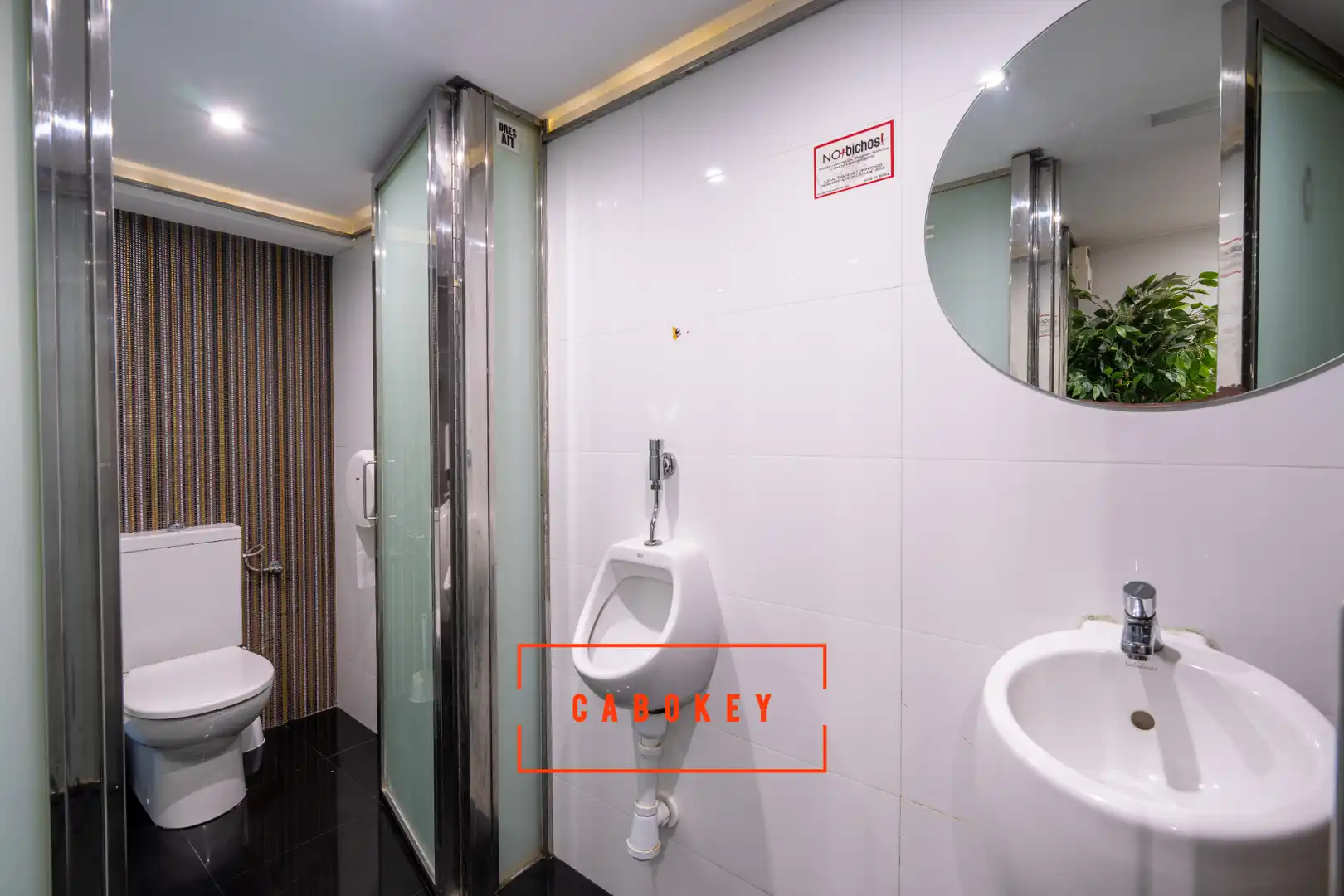 Baño de Local en traspaso en Almería con Aire acondicionado, Calefacción y Amueblado
