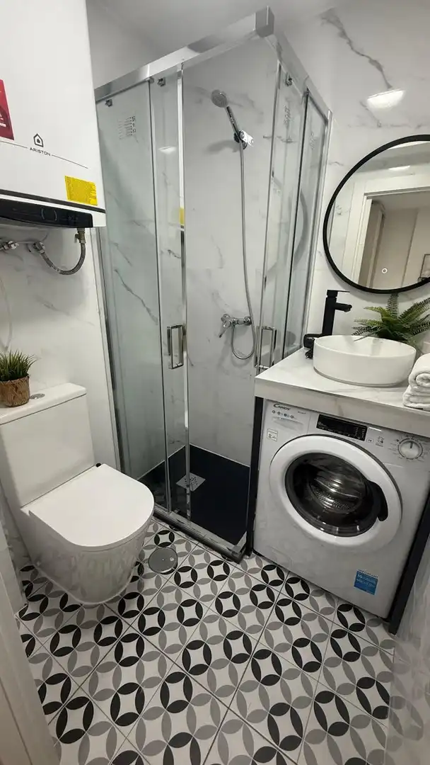 Badezimmer von Wohnung zur Miete in Madrid mit Klimaanlage, Waschmaschine und Fernseher