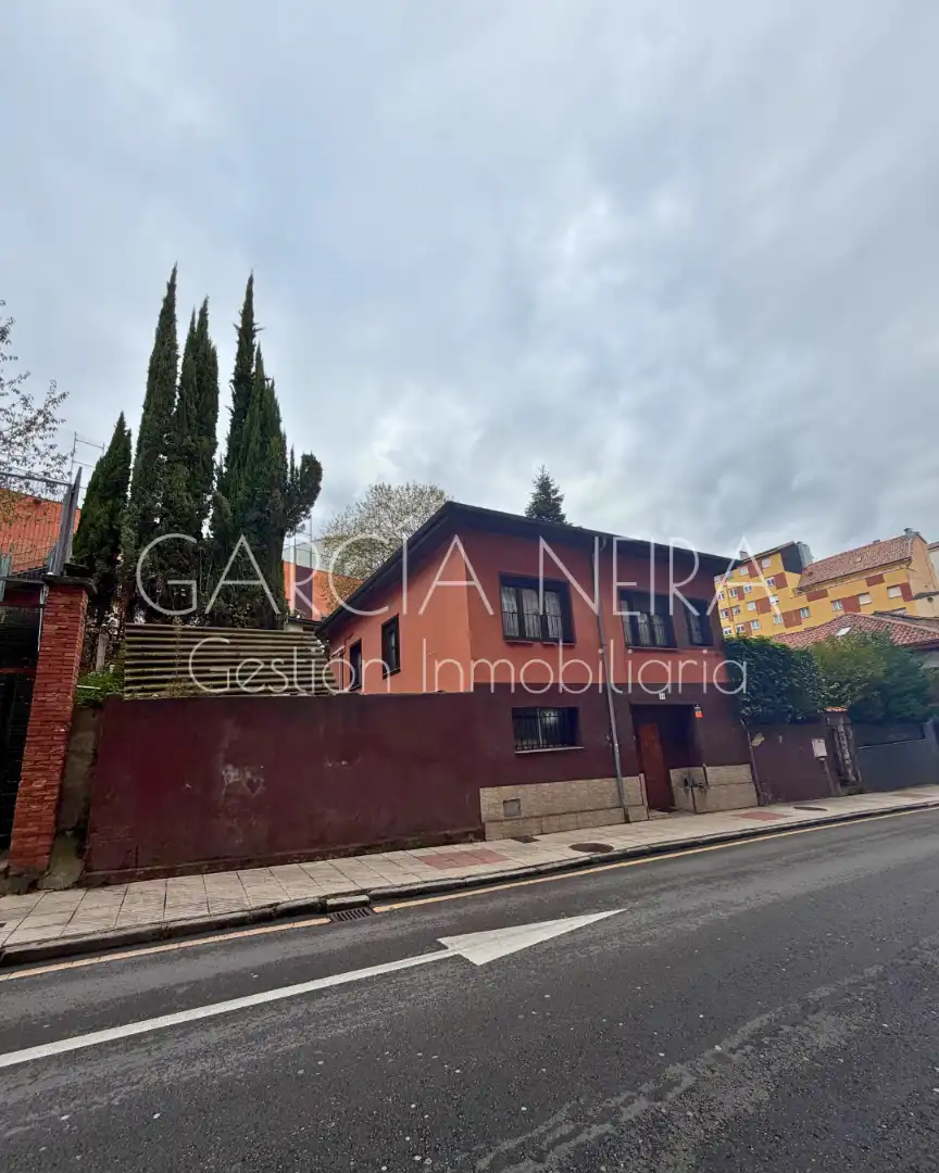 Vista exterior de Casa o xalet en venda en Oviedo  amb Calefacció, Jardí privat i Rentadora