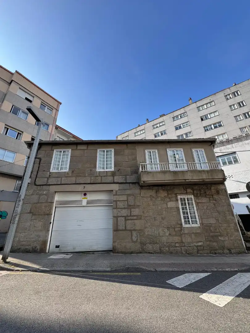 Vista exterior de Casa o xalet en venda en Pontevedra Capital  amb Jardí privat, Traster i Moblat