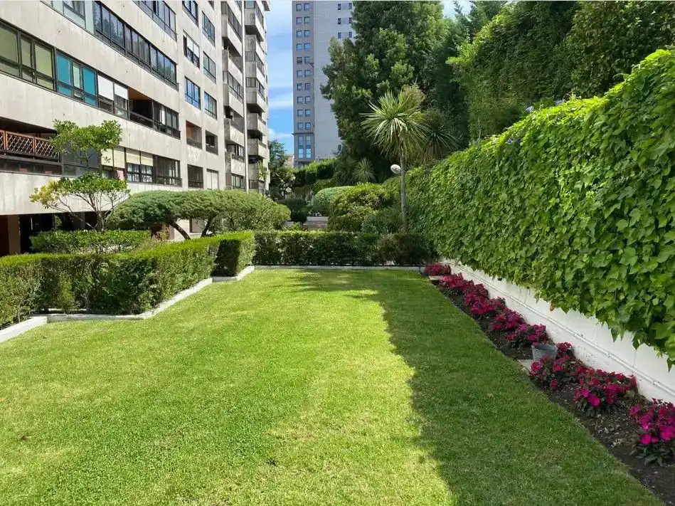 Vista exterior de Apartament en venda en Vigo  amb Jardí privat, Parquet i Traster