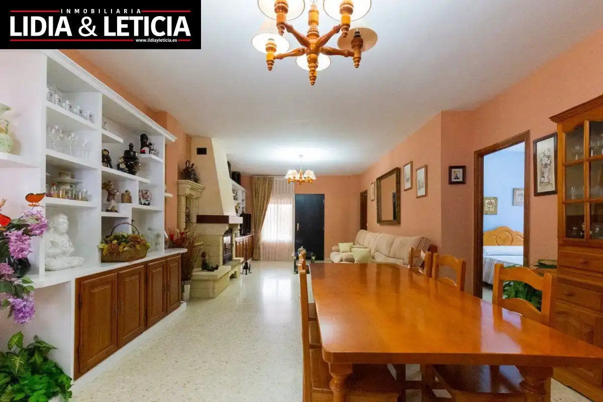 Vista exterior de Casa o chalet en venta en Alcalá de Guadaira con Aire acondicionado, Calefacción y Jardín privado