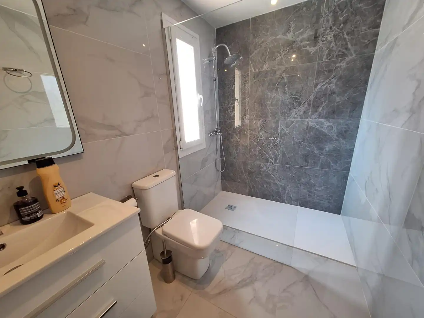 Baño de Casa adosada de alquiler en Fuengirola con Terraza, Trastero y Piscina comunitaria