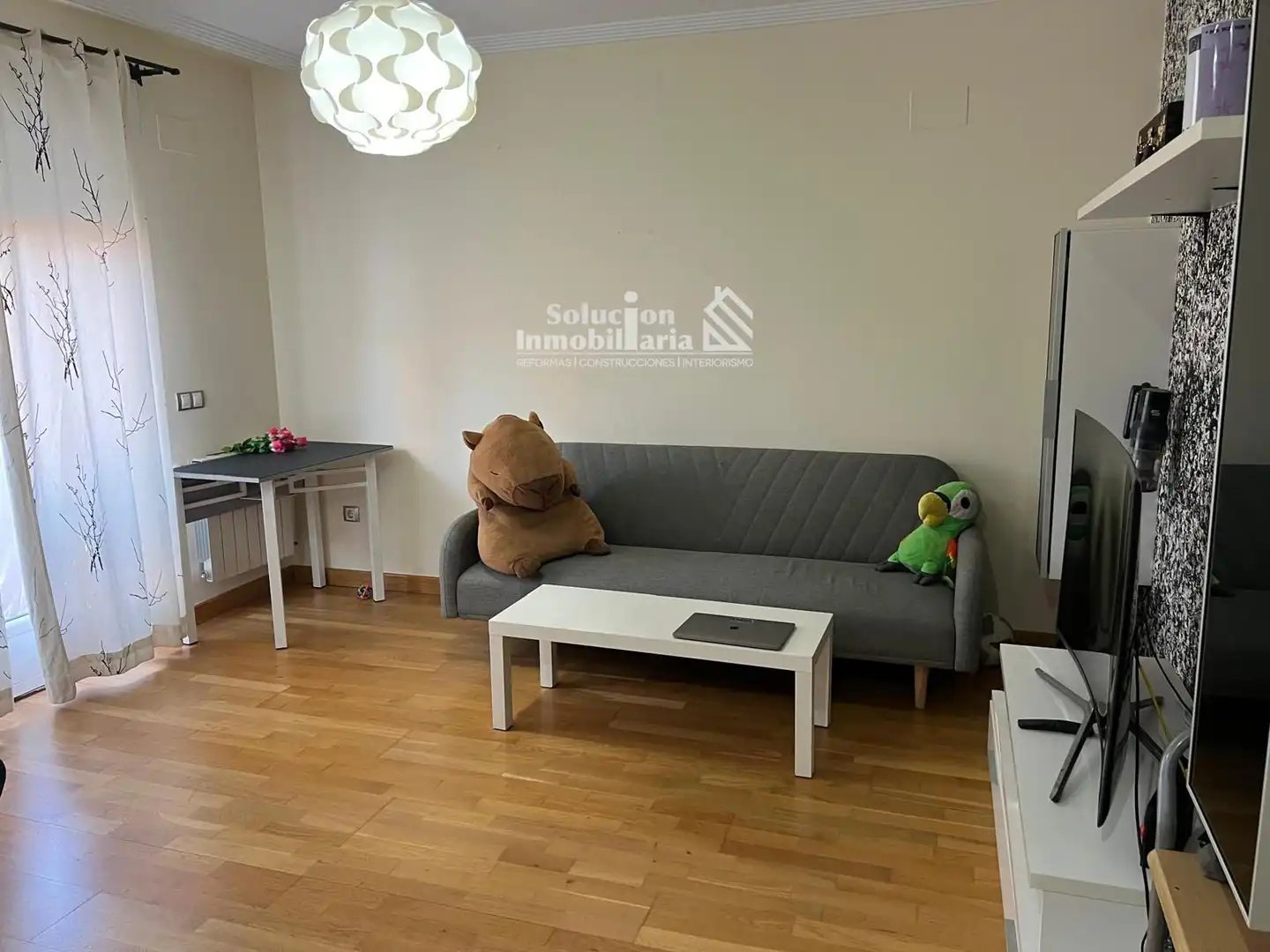 Sala d'estar de Apartament en venda en Salamanca amb Calefacció, Terrassa i Moblat