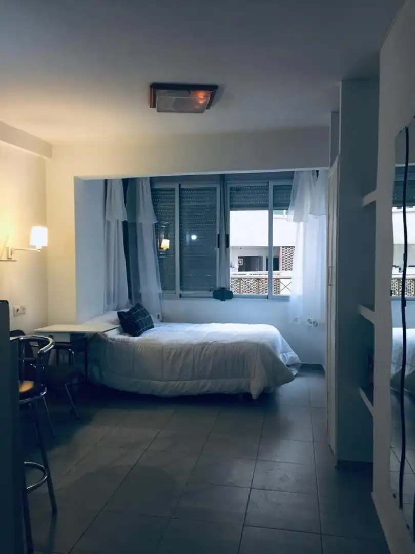 Habitación de Estudio de alquiler en Granada con Aire acondicionado, Calefacción y Amueblado
