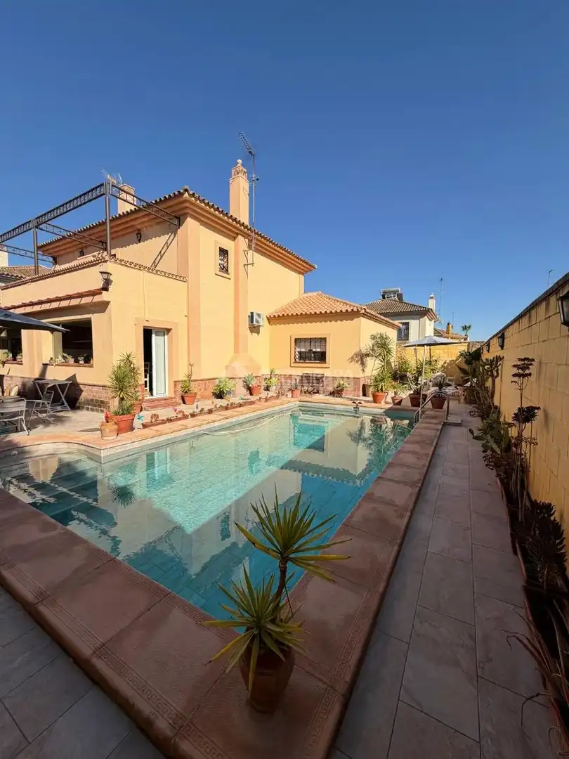 Vista exterior de Casa o chalet en venta en Montequinto con Aire acondicionado, Jardín privado y Terraza