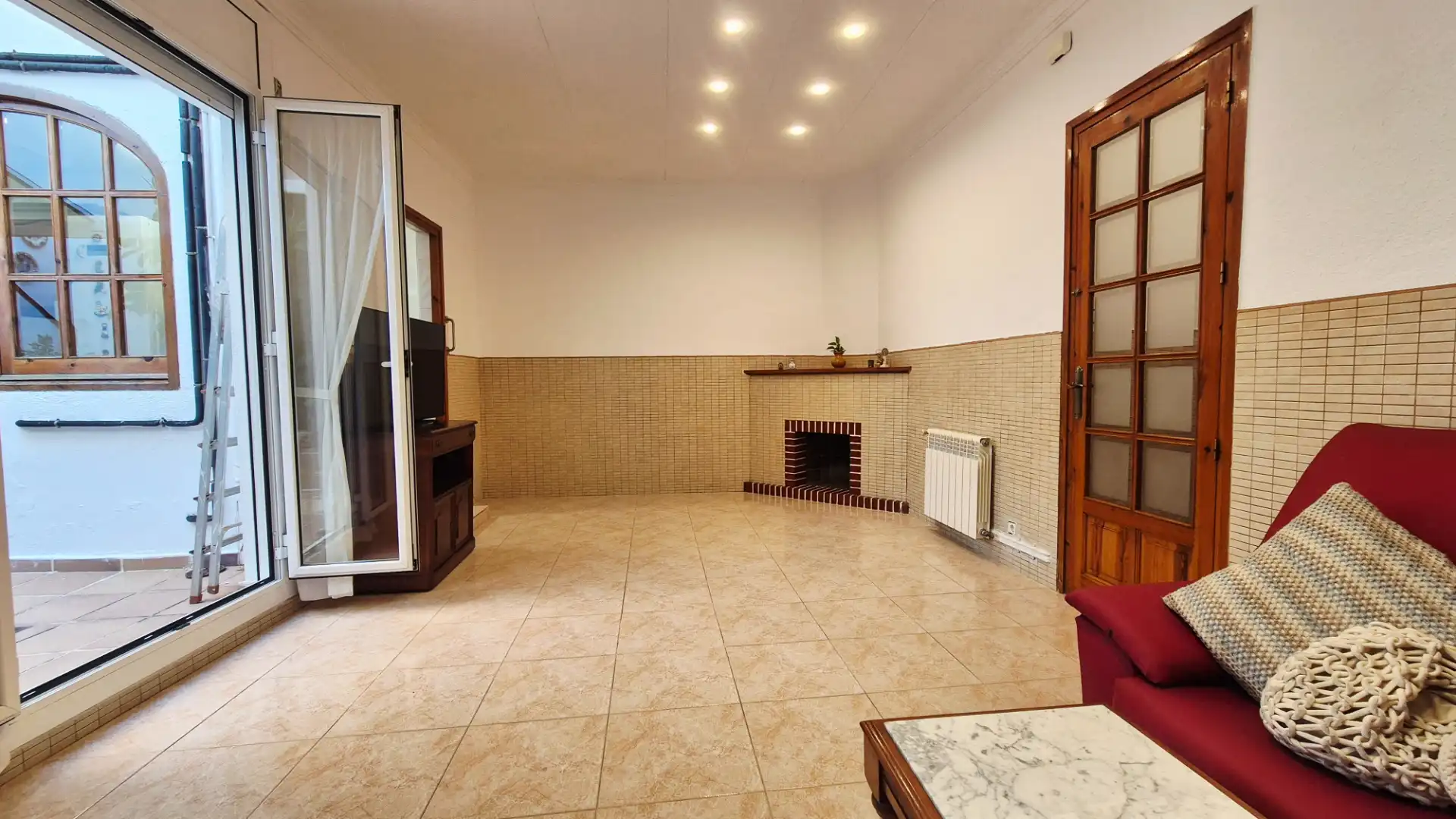 Sala d'estar de Casa o xalet en venda en Arenys de Mar amb Calefacció, Terrassa i Moblat