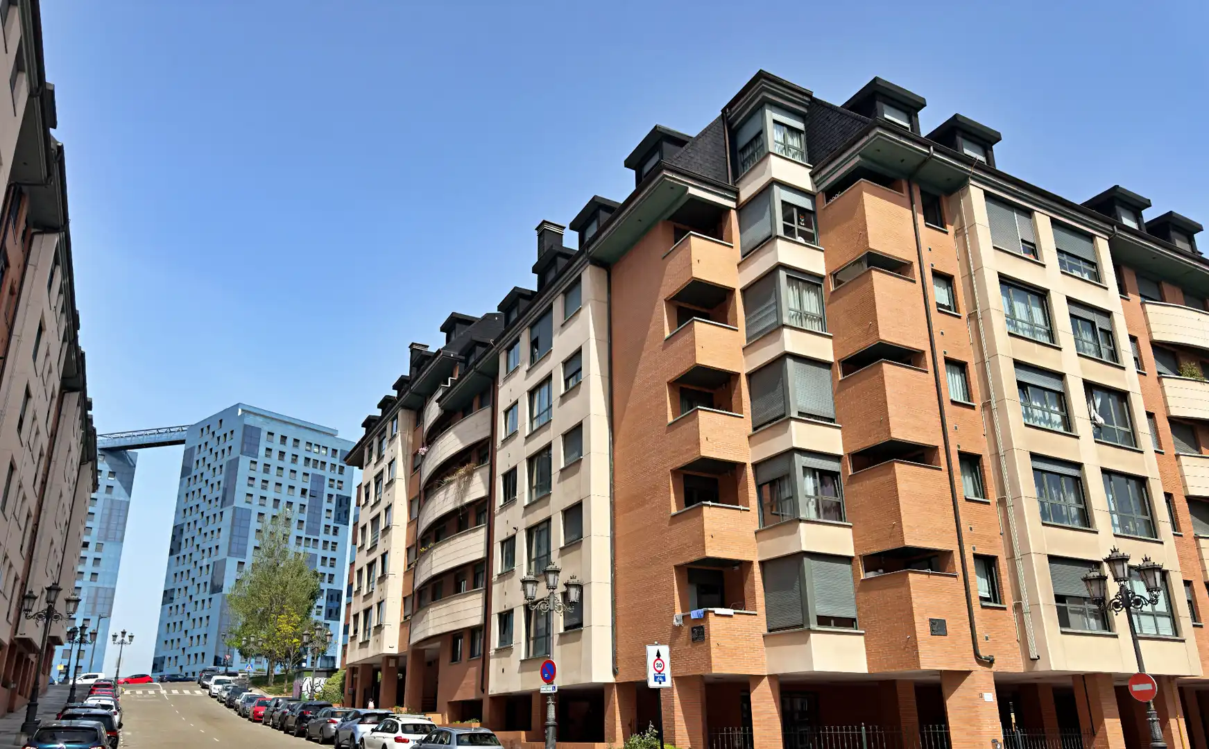 Vista exterior de Piso en venta en Oviedo  con Calefacción, Parquet y Terraza