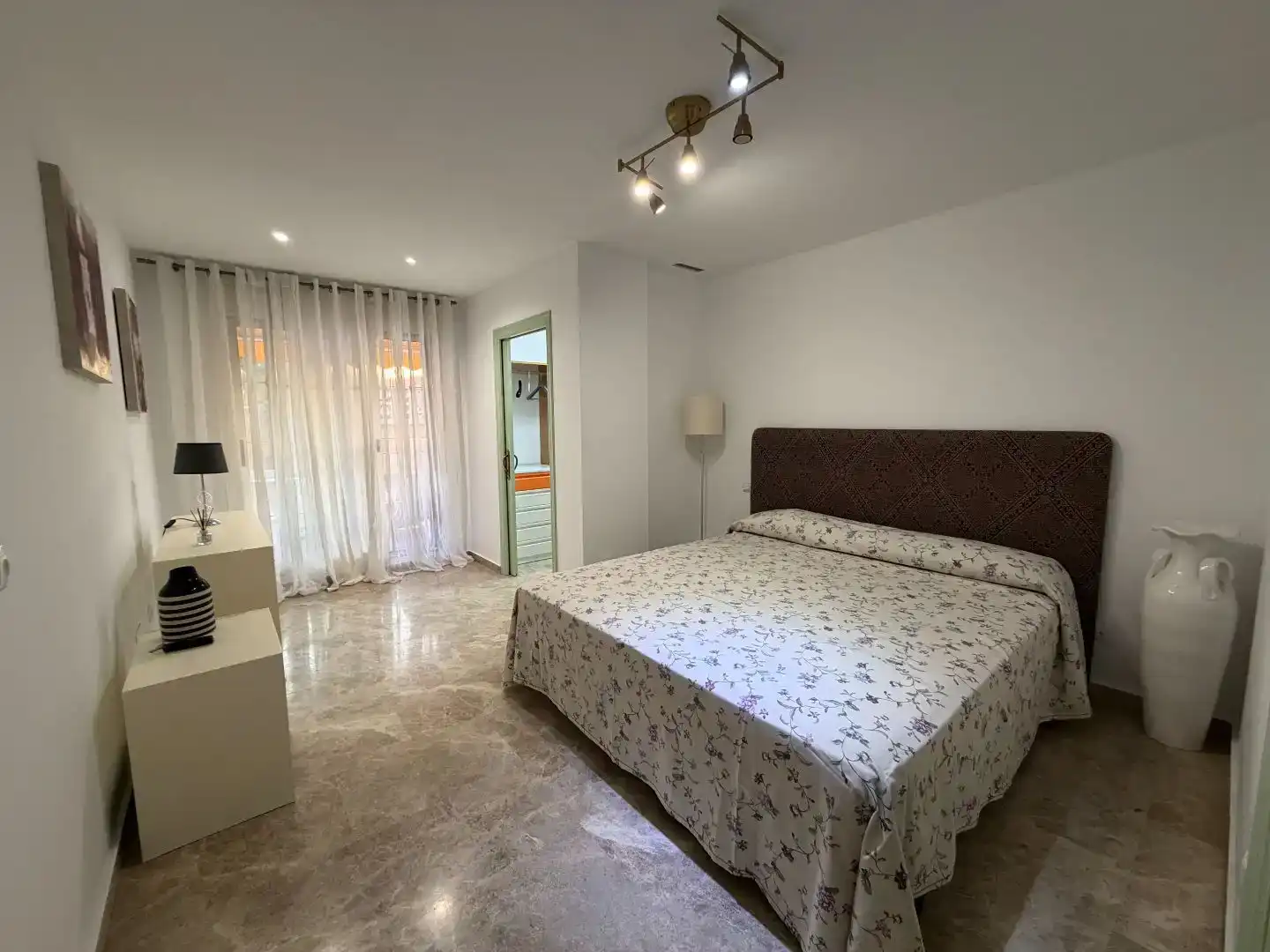 Habitación de Piso de alquiler en Marbella con Aire acondicionado, Jardín privado y Piscina