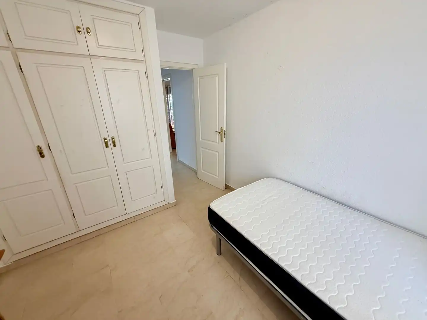 Habitación de Piso de alquiler en Granada con Terraza y Amueblado