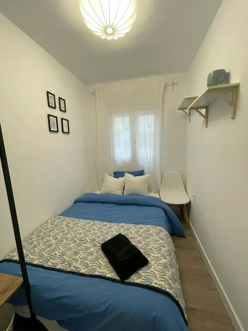 Bedroom of Flat for share in Valencia  with Washing machine