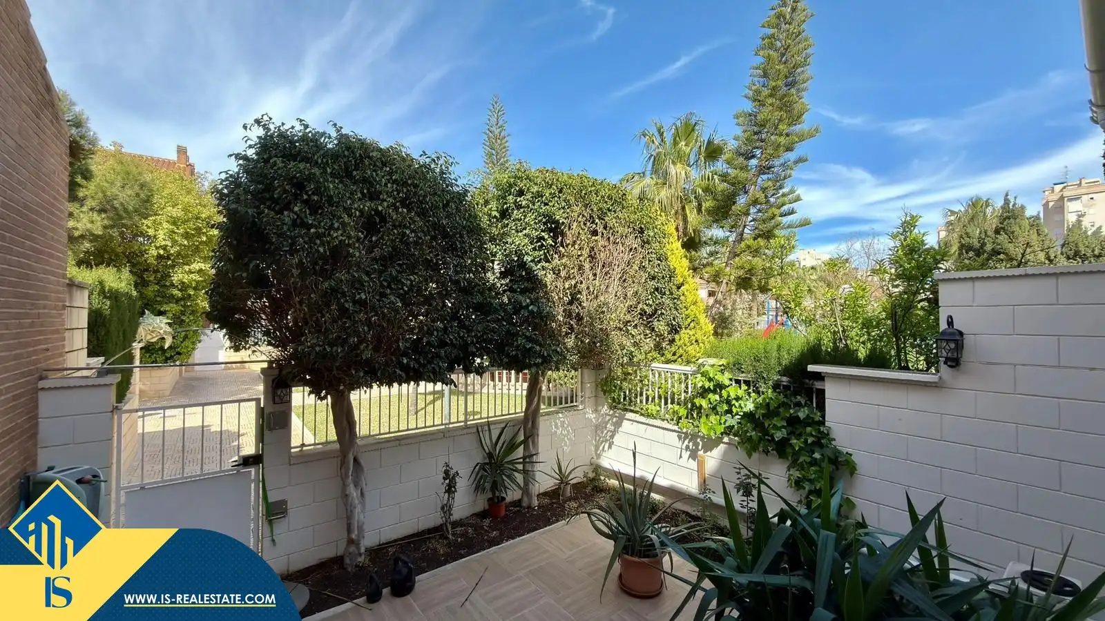 Jardí de Casa o xalet en venda en Alicante / Alacant amb Terrassa, Moblat i Piscina comunitària
