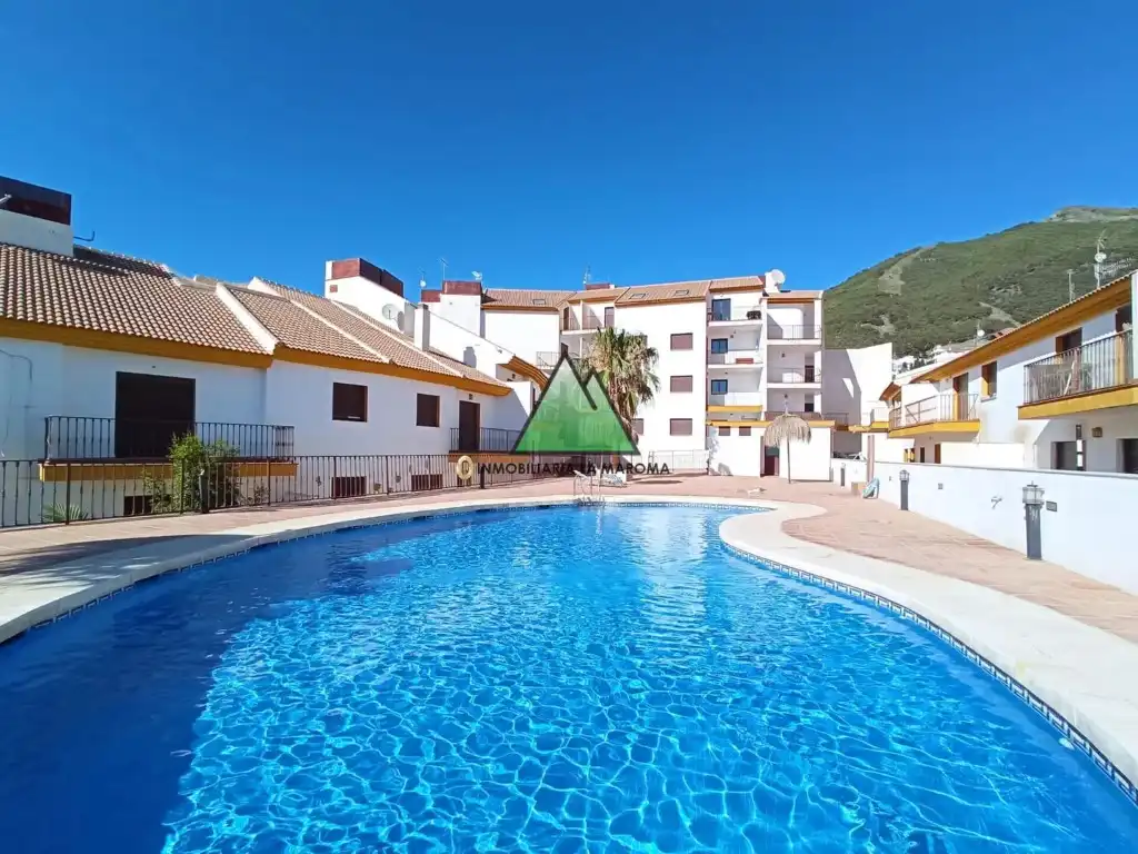 Vista exterior de Pis en venda en Alcaucín amb Jardí privat, Terrassa i Piscina
