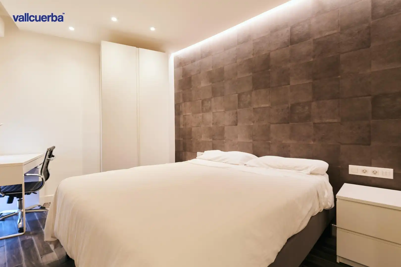 Bedroom of Flat for sale in Barcelona  with Air Conditioner, Heating and Balcony