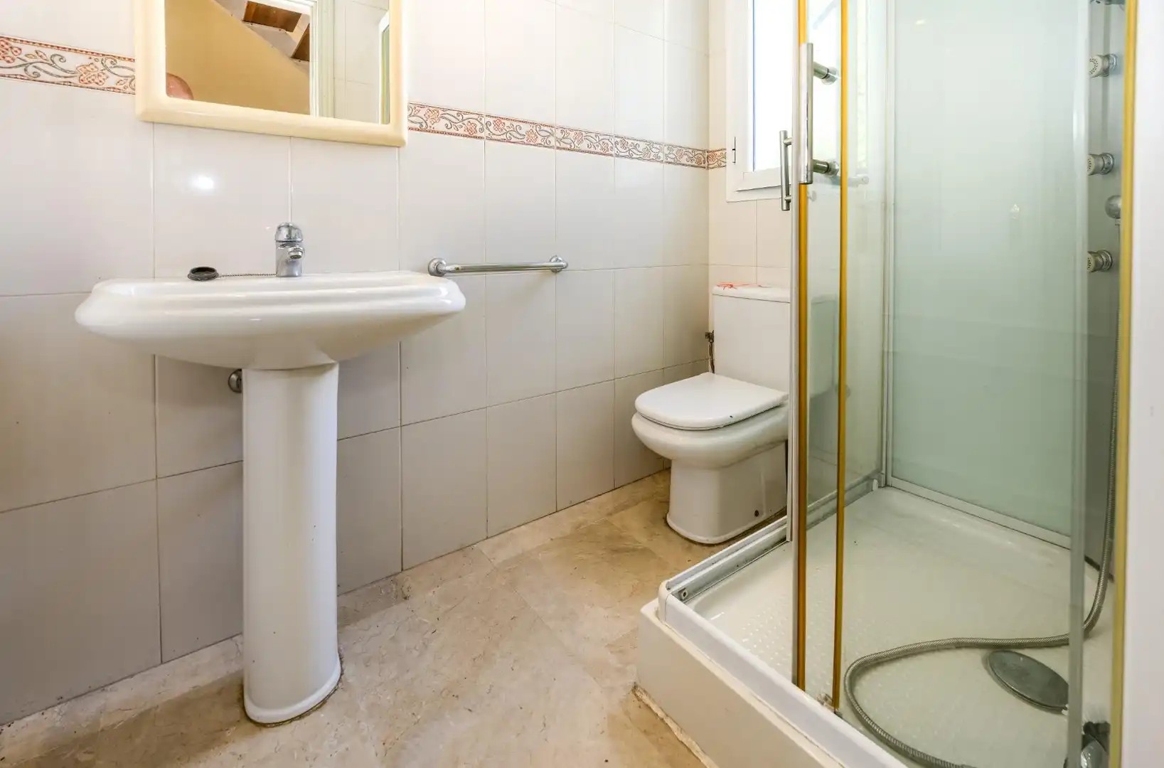 Baño de Casa o chalet en venta en Bormujos con Aire acondicionado, Calefacción y Jardín privado